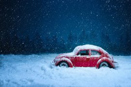 Voiture coincée sur route enneigée