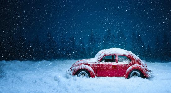 Voiture coincée sur route enneigée